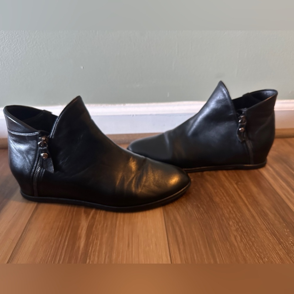 STUART WEITZMAN
Lowkey Leather Hidden Wedge Heel Boots size 8 black - Picture 2 of 15